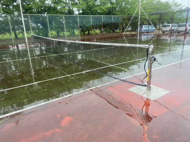 テニスコートのネット支柱の交換工事